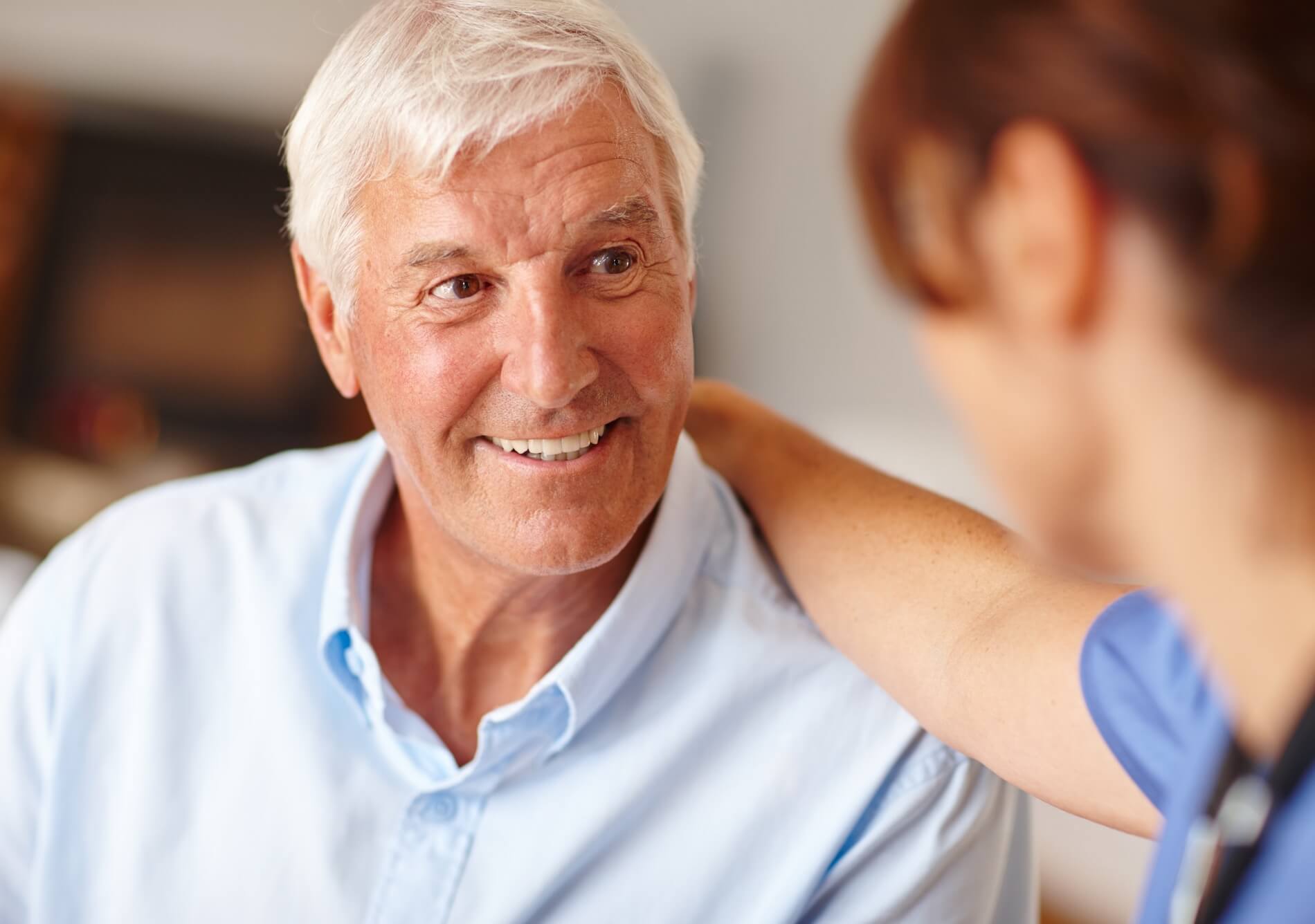 Senior lächelt Krankenschwester an