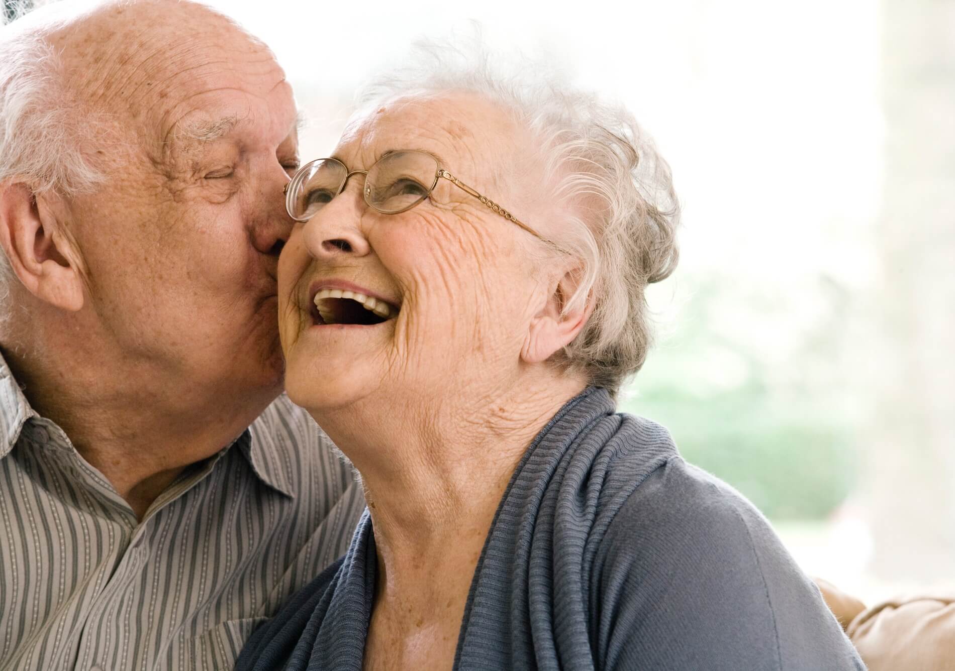 glückliches Seniorenehepaar